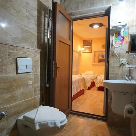 Lucky Luke Stone House Homestay *